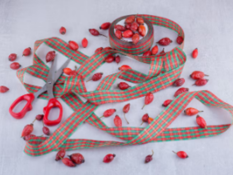 cinta de cuadros vichy rojo sobre la mesa junto a unas tijeras