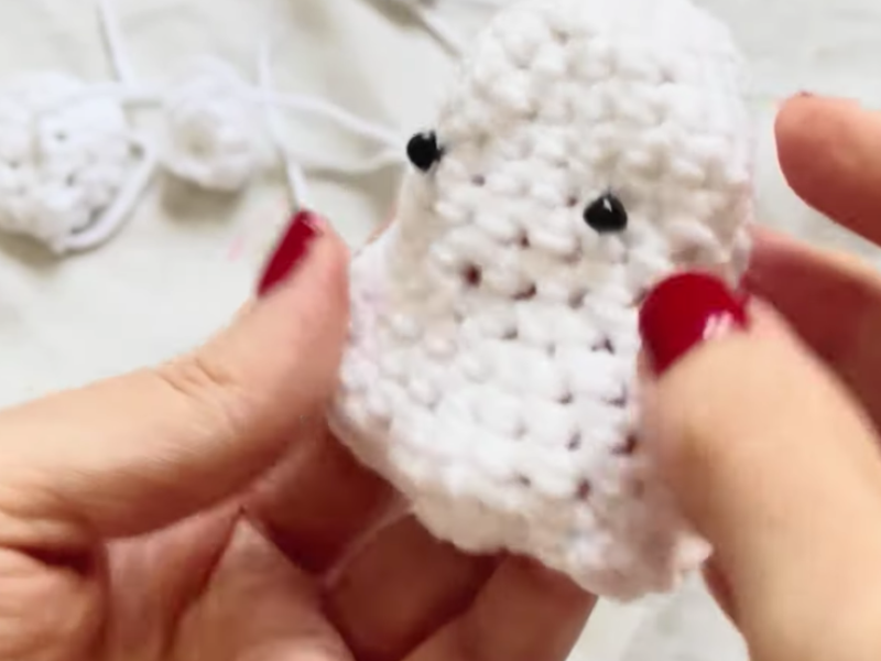 se ponen ojos al fantasma a crochet